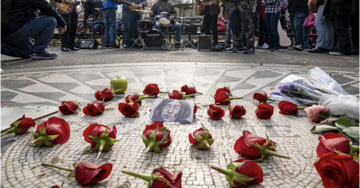 Fans recuerdan a Lennon el día de su muerte con flores, manzanas y música en Central Park