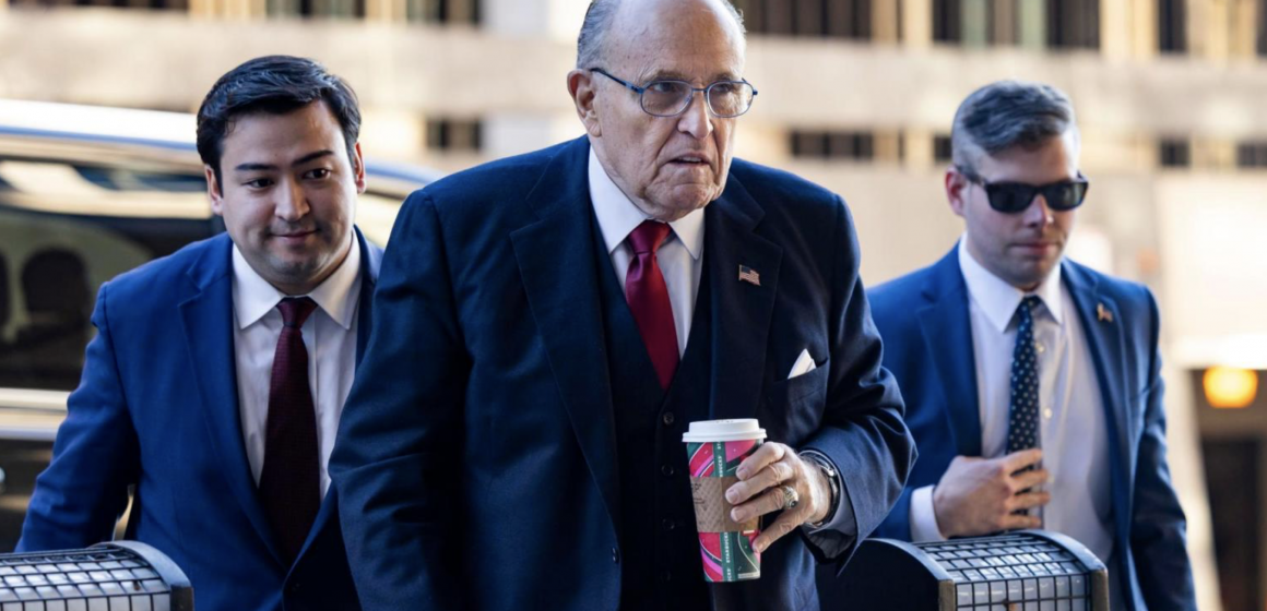 Condenan a Giuliani con 148 mdd por difamar a dos trabajadoras electorales