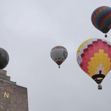 La Mitad del Mundo, en Ecuador, vuelve a adornarse de coloridos globos frente a la neblina