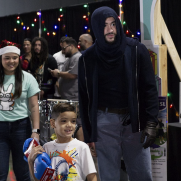 Bad Bunny entrega por cuarta vez en Puerto Rico obsequios navideños a niños y jóvenes
