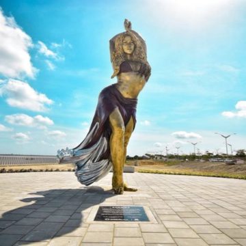 Inauguran estatua de Shakira de 7 metros de altura, en homenaje a la artista