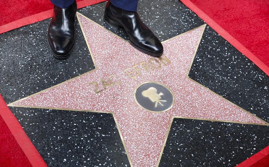 Zac Efron descubre su estrella en el Paseo de la Fama de Hollywood