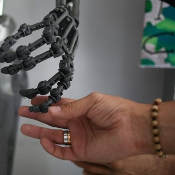Boliviano crea un museo de robótica y sueña construir centro de desarrollo biónico