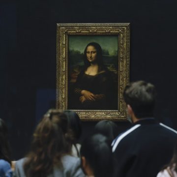 Activistas climáticas arrojan sopa sobre la protección de cristal de “La Mona Lisa”