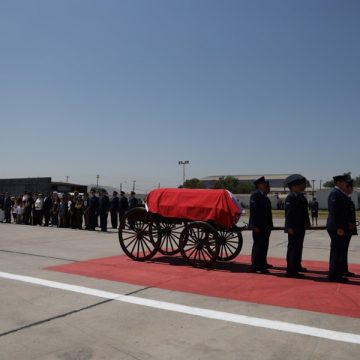 El féretro del expresidente Piñera llega a Santiago y es recibido con honores por Boric