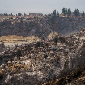 Chile declara luto nacional; muertes por incendios forestales aumenta a 122