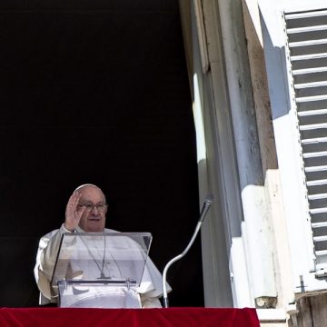 Polémica por unos sacerdotes que rezan para que el Papa “pueda ir al cielo cuanto antes”
