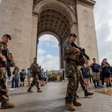 Francia pone en alerta a otros 4,000 militares para el Plan Antiterrorista activado tras el atentado de Moscú