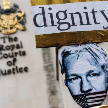 Assange no será extraditado aún a EE.UU. al aplazar su decisión el Tribunal Superior de Londres