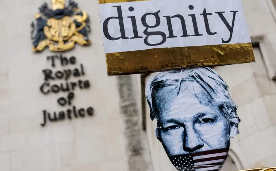 Assange no será extraditado aún a EE.UU. al aplazar su decisión el Tribunal Superior de Londres