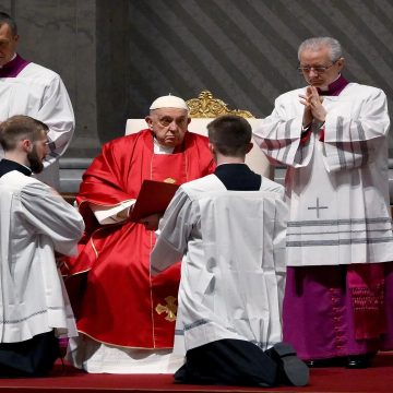 El Papa preside en silencio una Pasión de Cristo con evocación de los males modernos