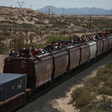 Miles de migrantes que llegan en tren a Ciudad Juárez y deambulan por el río Bravo