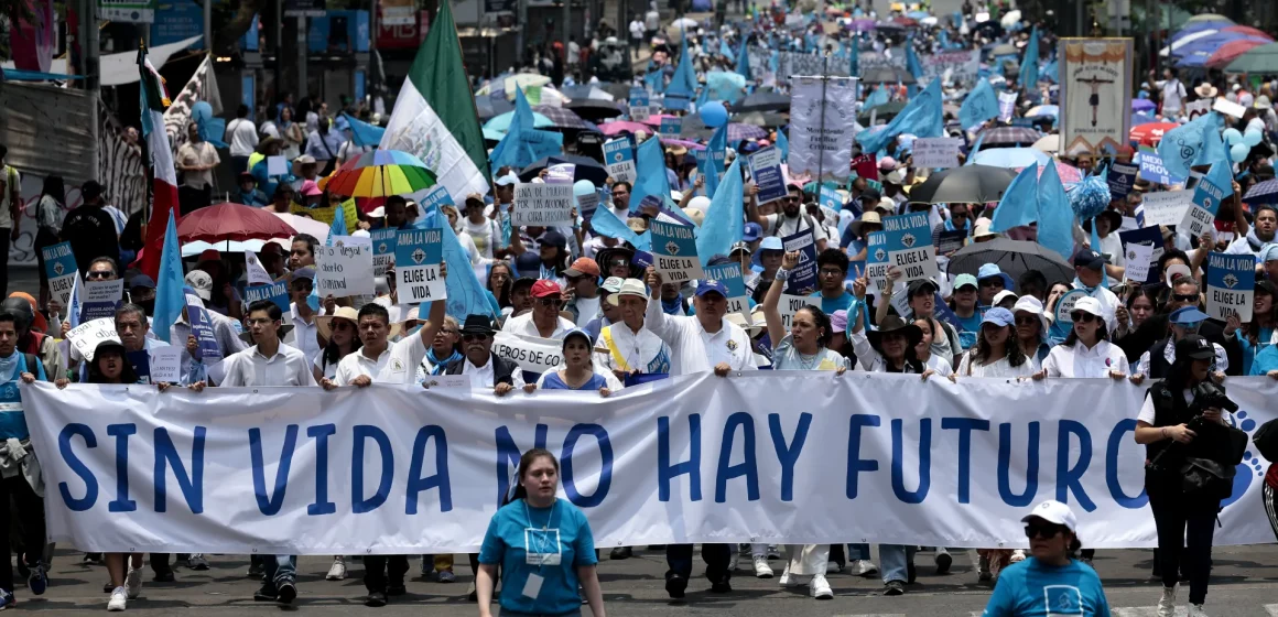 Activistas ‘provida’ marchan en CDMX para pedir respeto a la vida y atención a las mujeres