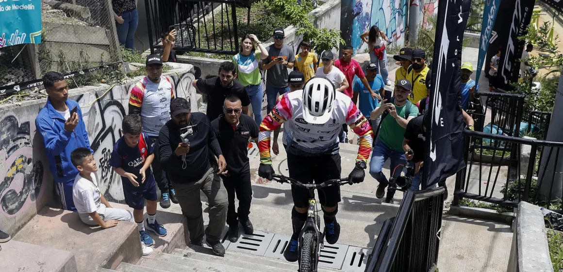 Colombiano logra el reto de subir 223 escaleras de Comuna 13 de Medellín en 8 minutos