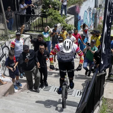 Colombiano logra el reto de subir 223 escaleras de Comuna 13 de Medellín en 8 minutos