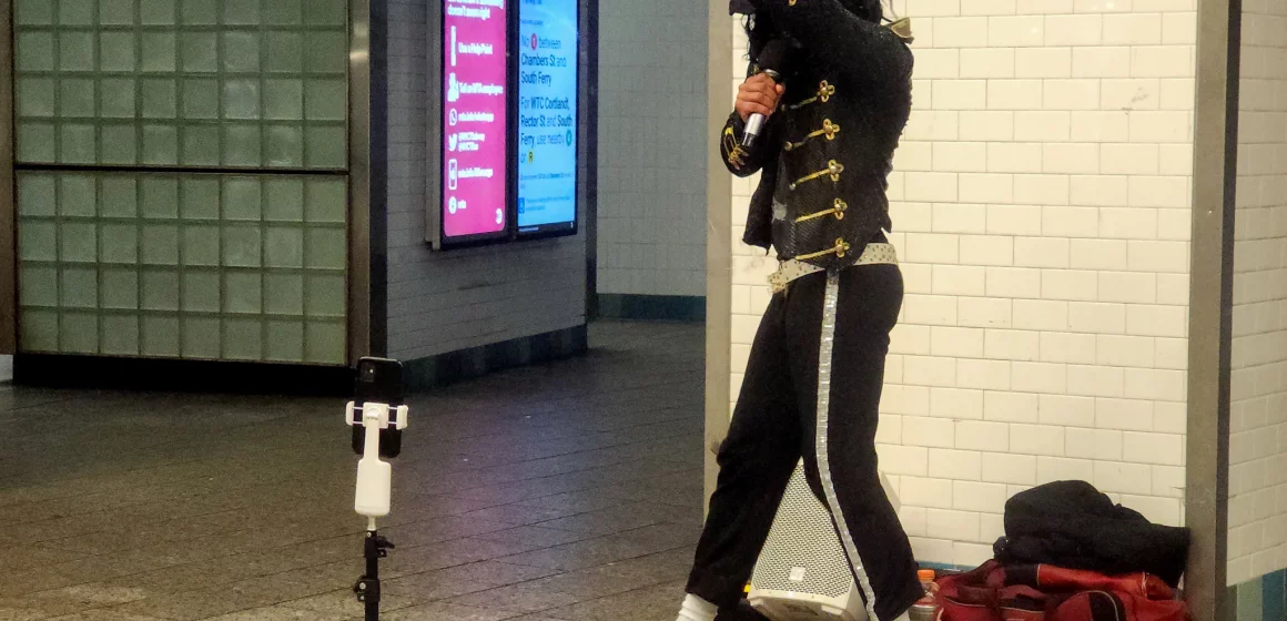 Michael Jackson vuelve a Times Square, personificado en un nuevo imitador