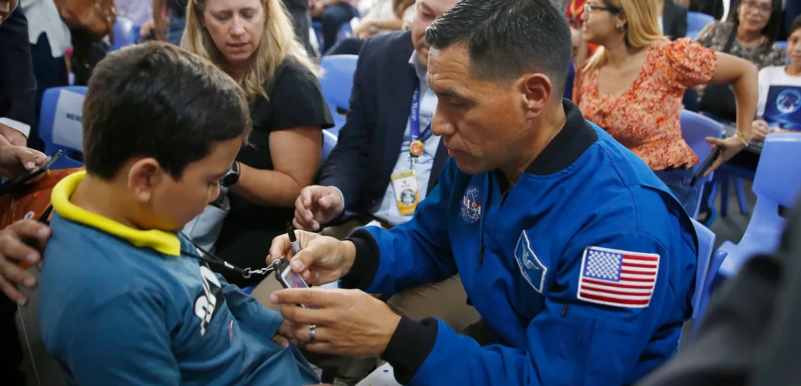 El astronauta Frank Rubio invita a la niñez de El Salvador a realizar sus “grandes sueños”