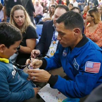 El astronauta Frank Rubio invita a la niñez de El Salvador a realizar sus “grandes sueños”