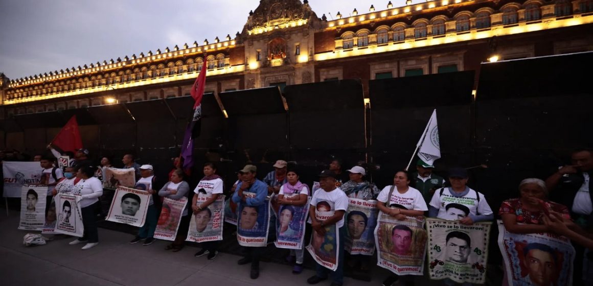 Los padres de Ayotzinapa presionan a López Obrador con plantón y reunión antes de las elecciones