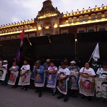 Los padres de Ayotzinapa presionan a López Obrador con plantón y reunión antes de las elecciones
