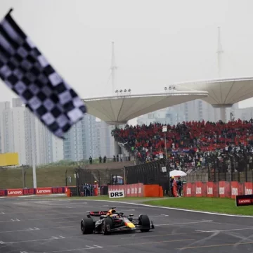 Fórmula Uno: Max Verstappen se hace con la victoria en el Gran Premio de China, con Checo Pérez en tercer sitio