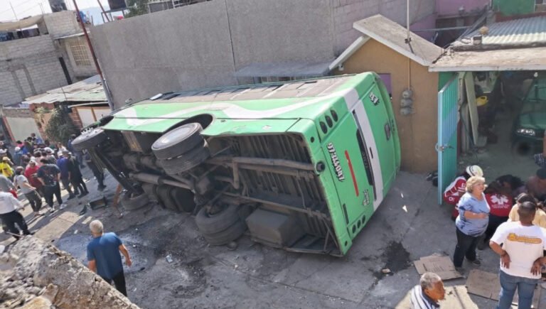 Aparatosa Volcadura De Autob S Deja Lesionados En Tlalnepantla Enboga Com Mx