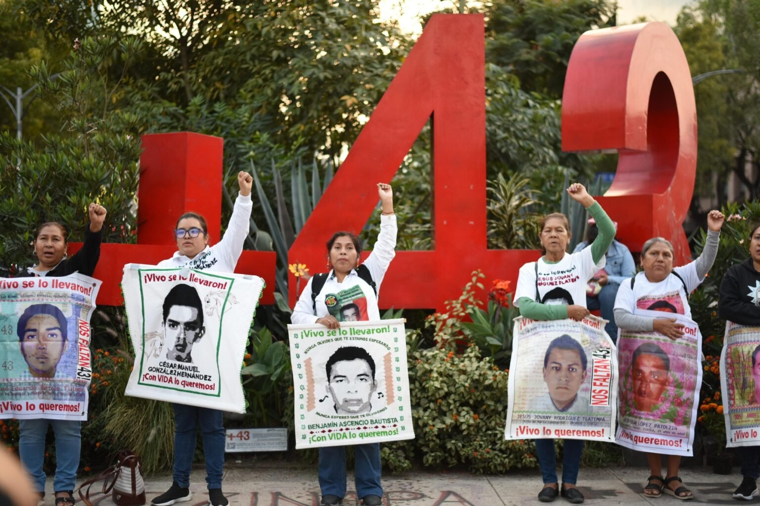 El Ejército y los 43 estudiantes de Ayotzinapa - Enboga Noticias