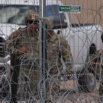Migrantes en la frontera de México acusan a guardias texanos de disparar balas de goma y gas
