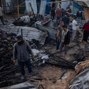 Al menos 45 muertos en un ataque israelí contra un campamento de desplazados en Rafah