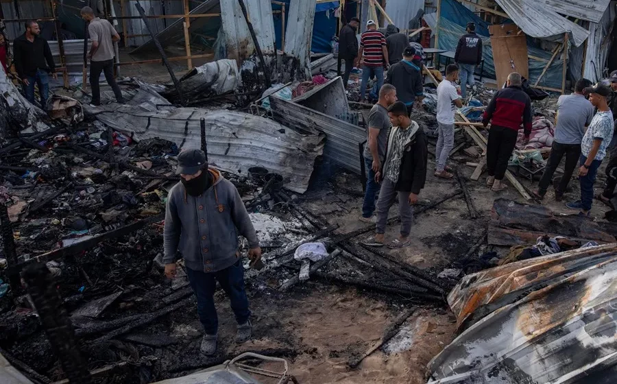 Al menos 45 muertos en un ataque israelí contra un campamento de desplazados en Rafah