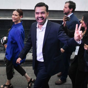 Máynez aventaja a Gálvez en aceptación ciudadana, según encuestas