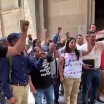CNTE mantiene plantón frente a Palacio Nacional tras reunión con AMLO