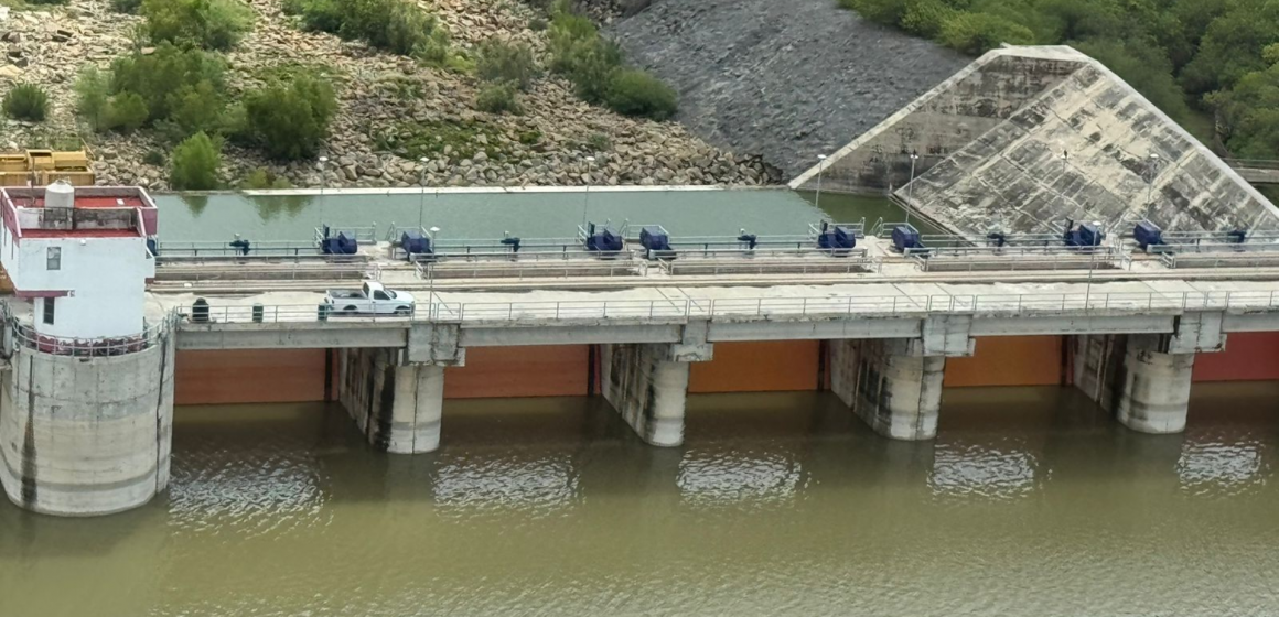 Inicia el desfogue controlado en presa El Cuchillo para garantizar seguridad de infraestructura