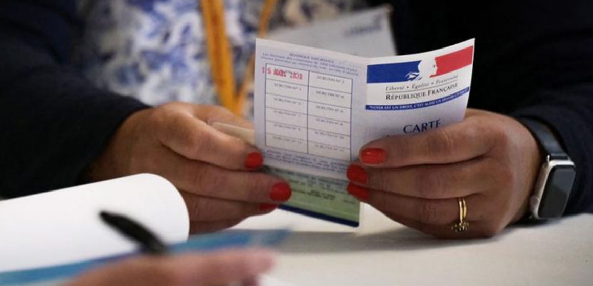 Ultraderecha lidera primera vuelta electoral en Francia; Macron llama a una unión democrática