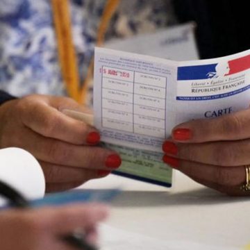 Ultraderecha lidera primera vuelta electoral en Francia; Macron llama a una unión democrática