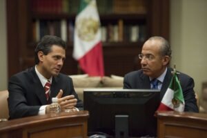 MÉXICO D.F., 05SEPTIEMBRE2012.- Felipe Calderón Hinojosa, presidente de México; y Enrique Peña Nieto, presidente electo; durante su encuentro en la residencia oficial de los Pinos.
FOTO: ARIEL GUTIERREZ /CUARTOSCURO.COM
