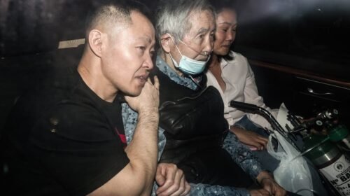 AME2518. LIMA (PERÚ), 06/12/2023.- El expresidente peruano Alberto Fujimori (c) (1990-2000), acompañado de sus hijos, Keiko (d) y Kenji Fujimori (i), sale del penal luego de ser puesto en libertad en cumplimiento de una orden del Tribunal Constitucional, a pesar de que la Corte Interamericana de Derechos Humanos (CorteIDH) pidió a las autoridades del país andino que se abstuvieran de hacerlo, hoy en Lima (Perú). EFE/ Aldaír Mejía