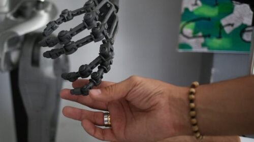 Un visitante toca una mano robótica en el museo Creators, en Achocalla (Bolivia). EFE/ Luis Gandarillas