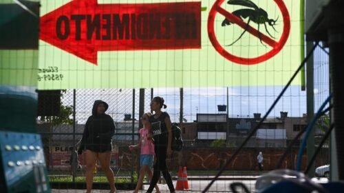 Personas llegan a un hospital de campaña de la Fuerza Aérea de Brasil para tratar casos sospechosos de dengue en Brasilia (Brasil). EFE/Andre Borges