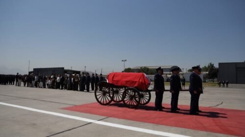 Fotografía del féretro del expresidente Sebastián Piñera tras su arribo en un avión de la Fuerza Aérea de Chile (FACh) en Santiago (Chile). EFE/ Ailen Díaz