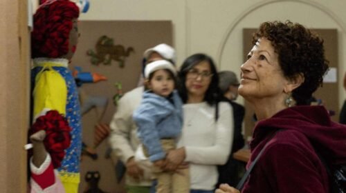 Casa Refugio Citlaltépetl exhibe muñecas textiles creadas después del sismo del 85 en CDMX