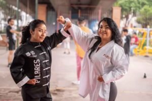 Clase masiva de defensa personal para mujeres en el Monumento a la Revolución