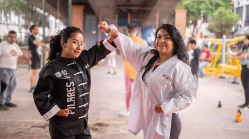 Clase masiva de defensa personal para mujeres en el Monumento a la Revolución