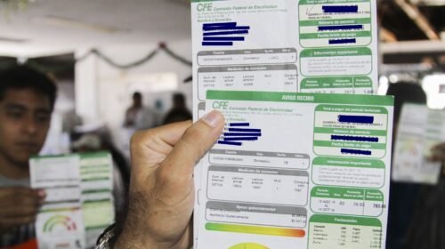 ACAPULCO, GUERRERO, 28DICIEMBRE2016.- Pobladores de diversas colonias de Acapulco y localidades de la zona rural se manifestaron en las oficinas de la delegación de la Procuraduría Federal del Consumidor (Profeco) para protestar por los altos cobros en los recibos de luz, algunos con cantidades de hasta 60 mil pesos. 
FOTO: BERNANDINO HERNÁNDEZ /CUARTOSCURO.COM