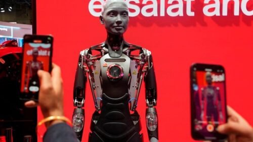 GRAFCAT345. BARCELONA, 26/02/2024.- Un robot humanoide interactúa con los visitantes del stand de Etisalat durante la jornada inaugural del MWC 2024, el principal congreso tecnológico del mundo, que prevé reunir a unas 95.000 personas, y que abre sus puertas este lunes en Barcelona. EFE/Alejandro García