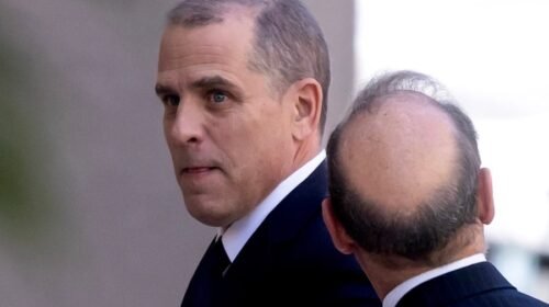 Wilmington (United States), 03/10/2023.- Hunter Biden (L), son of US President Joe Biden, walks with his attorney Abbe Lowell (R) after arriving to be arraigned at the US Federal District Court in Wilmington, Delaware, USA, 03 October 2023. Hunter Biden appeared in federal court to be arraigned on gun charges brought by Special Counsel David Weiss. Hunter Biden is the first child of a sitting president to appear in court facing criminal charges. EFE/EPA/MICHAEL REYNOLDS