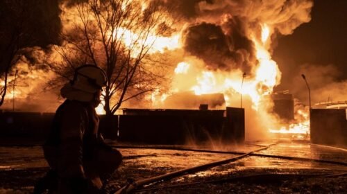Kharkiv (Ukraine), 10/02/2024.- Firefighters work at the site of a fire after a drone strike on a oil depot in Kharkiv, northeastern Ukraine, 10 February 2024, amid the Russian invasion. At least seven people were killed, including three children, due to a fire after Russian shelling on the Nemyshlyan district of Kharkiv overnight 10 February, the chief of the local administration Oleh Syniehubov wrote on telegram. (Rusia, Ucrania) EFE/EPA/YAKIV LIASHENKO