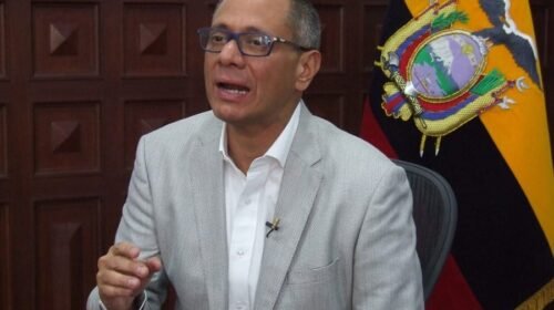 ECU02. QUITO (ECUADOR), 04/09/2017. El vicepresidente de Ecuador, Jorge Glas, habla durante una entrevista con Efe hoy, lunes 4 de septiembre de 2017, en Quito (Ecuador). Glas, agobiado por denuncias de supuesta corrupción, aseguró hoy que demostrará su inocencia ante la justicia y que estudia la posibilidad de presentar, en su momento, demandas contra los que ahora le difaman. Hace una semana y tras recibir autorización de la Asamblea Nacional (Parlamento), la Corte Nacional de Justicia vinculó a Glas en el caso de sobornos de la constructora brasileña Odebrecht y le prohibió abandonar el país. EFE/Elías L. Benarroch