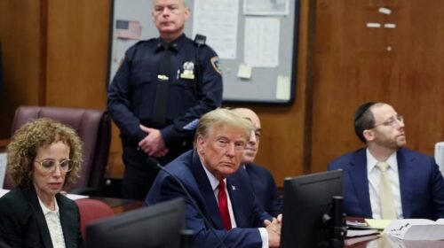 El ex presidente estadounidense Donald Trump durante una audiencia judicial acusado de falsificar registros comerciales para encubrir un pago de dinero a una estrella porno. EFE/EPA/Brendan MCdermid /Pool