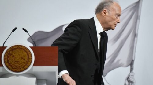 CIUDAD DE MÉXICO, 09SEPTIEMBRE2025.- Alejandro Gertz Manero, fiscal general de la República, al finalizar su intervención en la conferencia matutina realizada en Palacio Nacional en la que contestó preguntas respecto a los detenidos de la Secretaría de Marina presuntamente por el delito de huachicol fiscal. FOTO: MARIO JASSO/CUARTOSCURO.COM